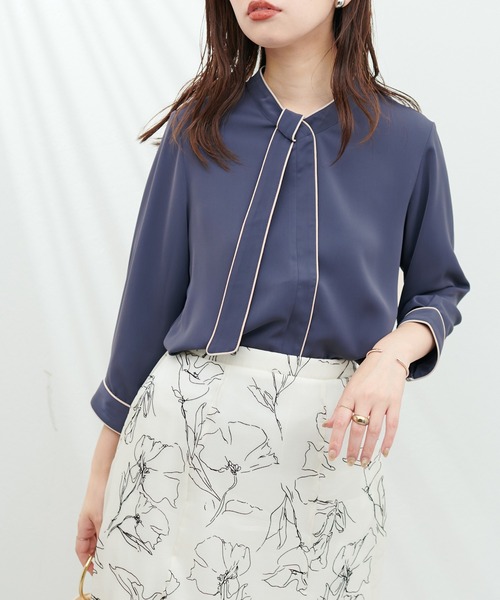 natural couture(ナチュラルクチュール)の「WEB限定 / ねじり配色ボウタイブラウス(シャツ/ブラウス・レディース・ベージュ/ラベンダー/サックスブルー/ブルー/ピンクベージュ・FREE)」の4枚目の写真