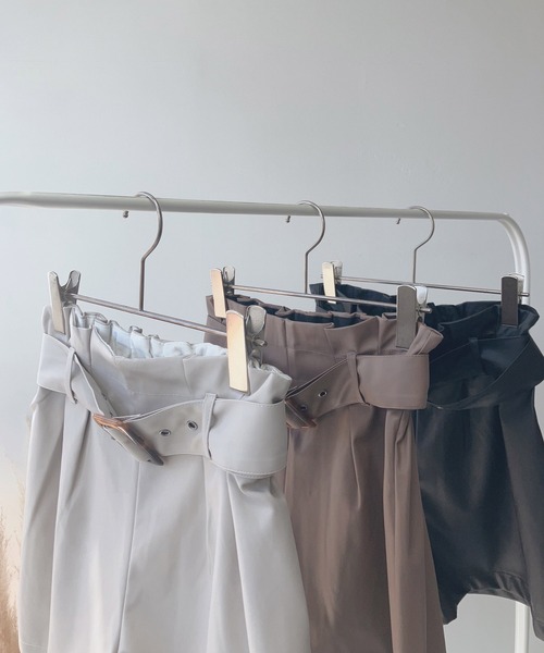 AS KNOW AS plus（アズノゥアズプラス）の「☆ベルト付フェイクレザーショートパンツ（その他パンツ・レディース・ブラック/アイボリー/モカ・FREE）」の17枚目の写真