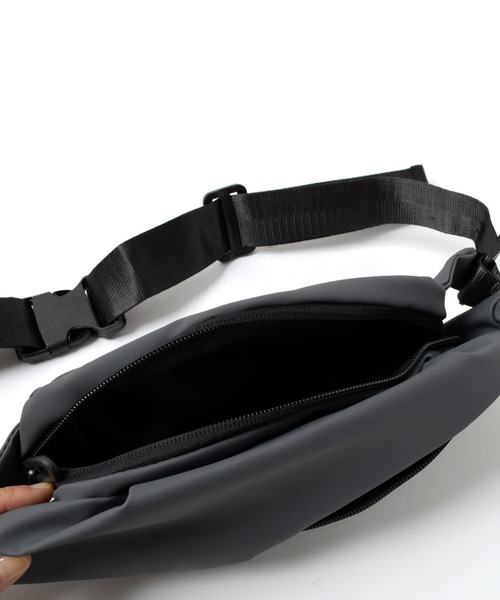 GLAZOS（グラソス）の「シンプルミニボディバッグ（ボディバッグ/ウエストポーチ・キッズ・ブラック/ブルー/グレー・フリー）」の6枚目の写真
