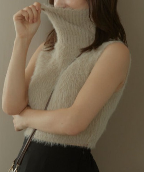 ACYM（アシーム）の「Fluffy nosleeve mini ニット（Tシャツ/カットソー・レディース・ブラック/アイボリー/ベージュ・FREE）」の3枚目の写真