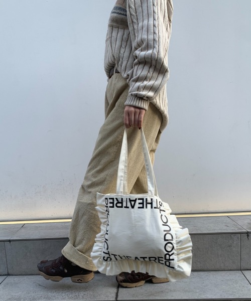 THEATRE PRODUCTS（シアタープロダクツ）の「ラッフルトートバッグ-ロゴプリント-（トートバッグ・レディース・アイボリー/ブラック・FREE）」の4枚目の写真