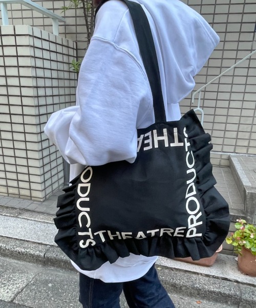 THEATRE PRODUCTS（シアタープロダクツ）の「ラッフルトートバッグ-ロゴプリント-（トートバッグ・レディース・アイボリー/ブラック・FREE）」の3枚目の写真