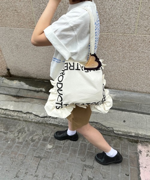 THEATRE PRODUCTS（シアタープロダクツ）の「ラッフルトートバッグ-ロゴプリント-（トートバッグ・レディース・アイボリー/ブラック・FREE）」の16枚目の写真