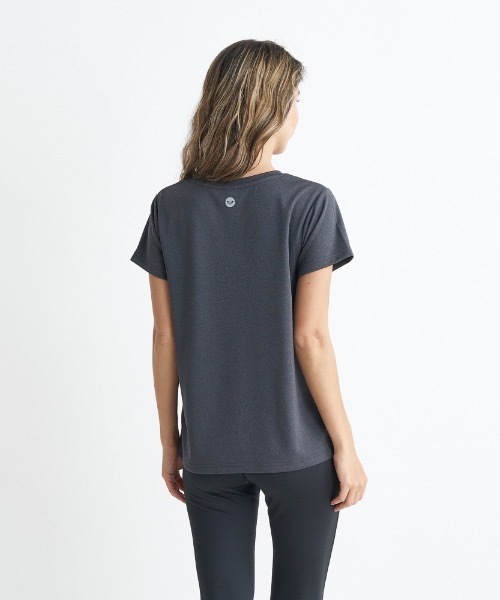 ROXY(ロキシー)の「BE YOURSELF/ロキシー速乾UVカット付きボックスシルエットフィットネスカットソー(Tシャツ/カットソー・レディース・ミント/ホワイト/グレー/ブラック・LARGE/MEDIUM/SMALL)」の6枚目の写真