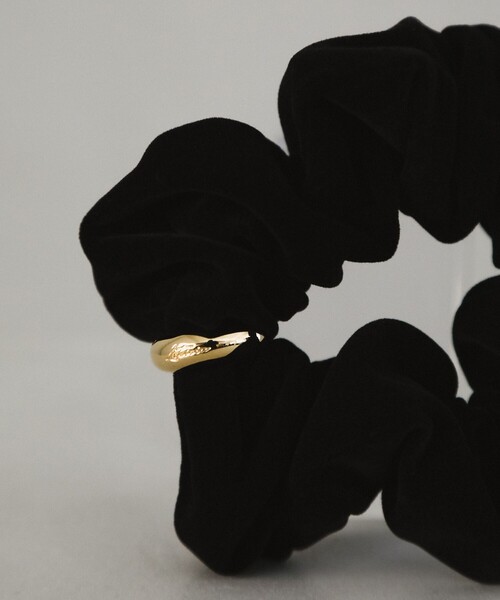 LETICIA（レチシア）の「＜LETICIA＞リング ベルベット シュシュ（ヘアゴム・レディース・ブラック・FREE）」の4枚目の写真