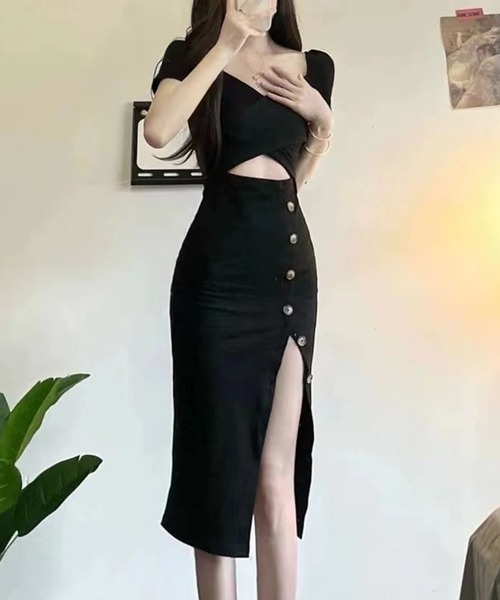 GLAMOROUS JANE(グラマラスジェーン)の「ボタンデザインスリット入りカットアウトミディワンピース(ワンピース・レディース・ブラック・M/L)」の1枚目の写真
