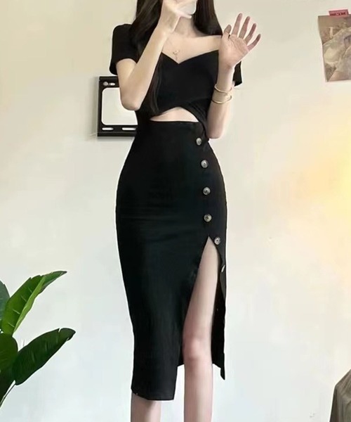 GLAMOROUS JANE(グラマラスジェーン)の「ボタンデザインスリット入りカットアウトミディワンピース(ワンピース・レディース・ブラック・M/L)」の2枚目の写真