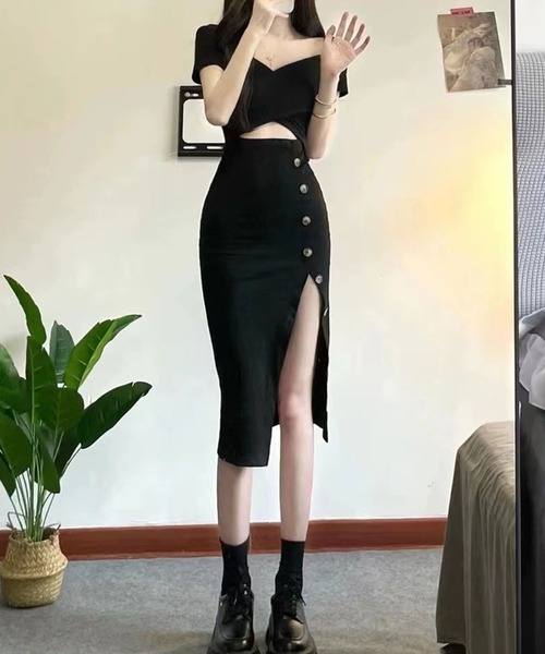 GLAMOROUS JANE(グラマラスジェーン)の「ボタンデザインスリット入りカットアウトミディワンピース(ワンピース・レディース・ブラック・M/L)」の3枚目の写真