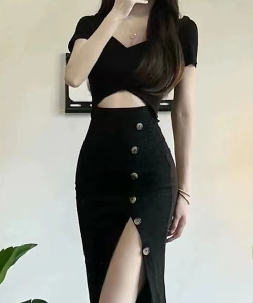 GLAMOROUS JANE(グラマラスジェーン)の「ボタンデザインスリット入りカットアウトミディワンピース(ワンピース・レディース・ブラック・M/L)」の4枚目の写真