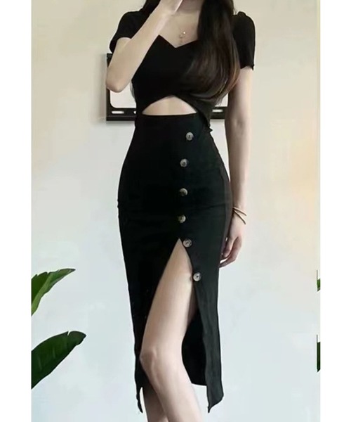 GLAMOROUS JANE(グラマラスジェーン)の「ボタンデザインスリット入りカットアウトミディワンピース(ワンピース・レディース・ブラック・M/L)」の6枚目の写真