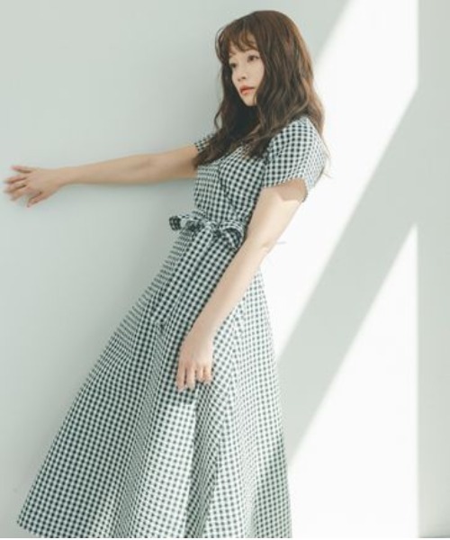 GLOBAL WORK(グローバルワーク)の「高山直子さんコラボ/カシュクールワンピ半袖/EiiS/991922(ワンピース・レディース・ブラック系その他/パープル系その他5・X-SMALL/SMALL)」の1枚目の写真