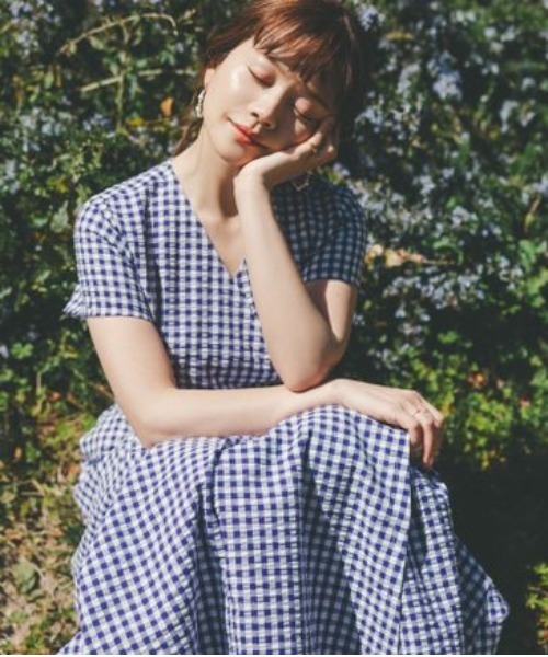 GLOBAL WORK(グローバルワーク)の「高山直子さんコラボ/カシュクールワンピ半袖/EiiS/991922(ワンピース・レディース・ブラック系その他/パープル系その他5・X-SMALL/SMALL)」の2枚目の写真