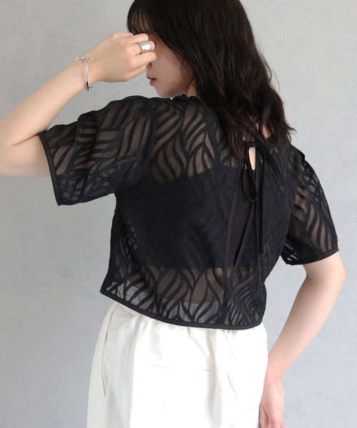 cheriella（シェリエラ）の「【cheriella】WEB限定前後２WAYリーフシフォンクルーネックショートブラウス（シャツ/ブラウス・レディース・アイボリー/ブラック・M）」の2枚目の写真