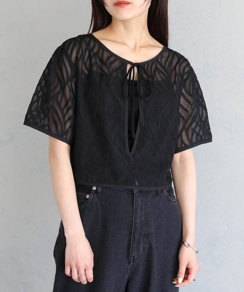 cheriella（シェリエラ）の「【cheriella】WEB限定前後２WAYリーフシフォンクルーネックショートブラウス（シャツ/ブラウス・レディース・アイボリー/ブラック・M）」の22枚目の写真