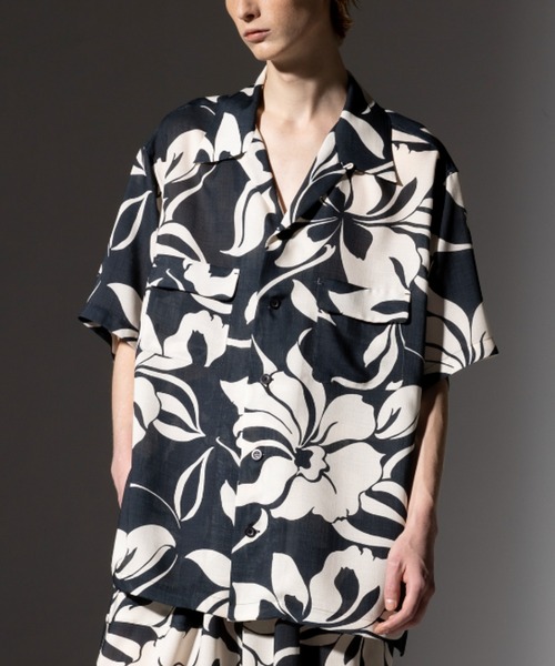 ROBES&CONFECTIONS(ローブスコンフェクションズ)の「Robes & Confections/ローブス&コンフェクションズ/Tahitian Floral Shark Skin Open Shirt(シャツ/ブラウス・レディース・ブラック/モスグリーン/ワイン・1)」の2枚目の写真