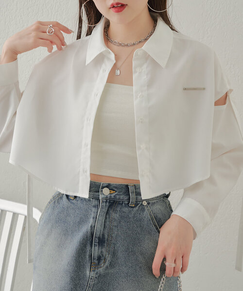 Chico（チコ）の「ラウンドショート丈肩開きシャツ（シャツ/ブラウス・レディース・ブルー/ホワイト/ベージュ・FREE）」の2枚目の写真