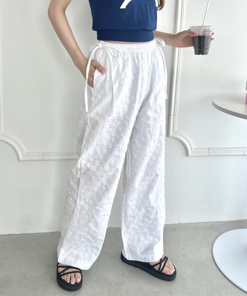 Loueme(ルエム)の「サイドリボンフラワーワイドパンツ(その他パンツ・レディース・ホワイト/アイボリー/ブラック・FREE)」の2枚目の写真