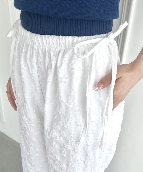 Loueme(ルエム)の「サイドリボンフラワーワイドパンツ(その他パンツ・レディース・ホワイト/アイボリー/ブラック・FREE)」の8枚目の写真