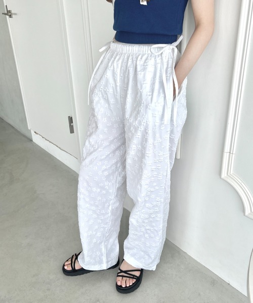 Loueme(ルエム)の「サイドリボンフラワーワイドパンツ(その他パンツ・レディース・ホワイト/アイボリー/ブラック・FREE)」の6枚目の写真