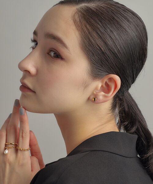COCOSHNIK ONKITSCH(ココシュニックオンキッチュ)の「シルバー クッションシェイプ スタッドピアス GP(ピアス(両耳用)・レディース・ゴールド・00)」の9枚目の写真