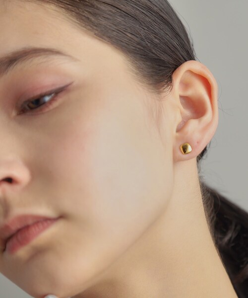 COCOSHNIK ONKITSCH(ココシュニックオンキッチュ)の「シルバー クッションシェイプ スタッドピアス GP(ピアス(両耳用)・レディース・ゴールド・00)」の11枚目の写真
