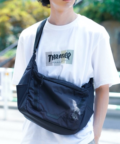 THRASHER（スラッシャー）の「RUNNING PUSH Shoulder Bag/スラッシャータブレット収納可能ワンポイントアイコンショルダーバッグ（ショルダーバッグ・メンズ・ブラック×ブラック/ブラック×ゴールド/ブラック×ホワイト・FREE）」の2枚目の写真