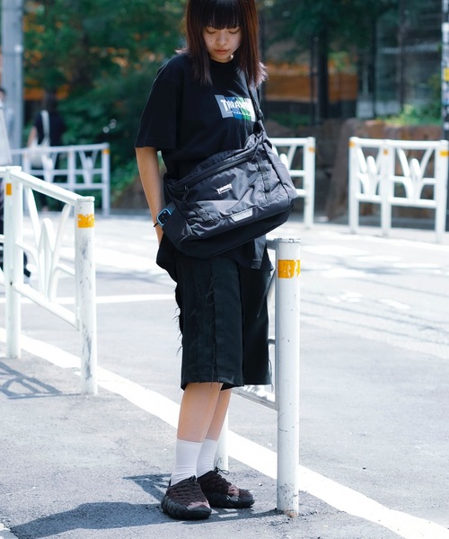 THRASHER（スラッシャー）の「RUNNING PUSH Shoulder Bag/スラッシャータブレット収納可能ワンポイントアイコンショルダーバッグ（ショルダーバッグ・メンズ・ブラック×ブラック/ブラック×ゴールド/ブラック×ホワイト・FREE）」の5枚目の写真