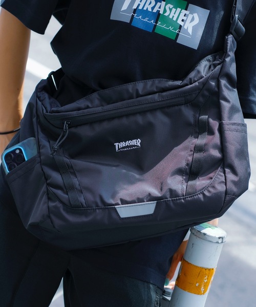 THRASHER（スラッシャー）の「RUNNING PUSH Shoulder Bag/スラッシャータブレット収納可能ワンポイントアイコンショルダーバッグ（ショルダーバッグ・メンズ・ブラック×ブラック/ブラック×ゴールド/ブラック×ホワイト・FREE）」の6枚目の写真