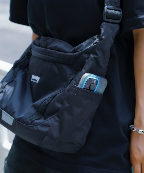 THRASHER（スラッシャー）の「RUNNING PUSH Shoulder Bag/スラッシャータブレット収納可能ワンポイントアイコンショルダーバッグ（ショルダーバッグ・メンズ・ブラック×ブラック/ブラック×ゴールド/ブラック×ホワイト・FREE）」の7枚目の写真