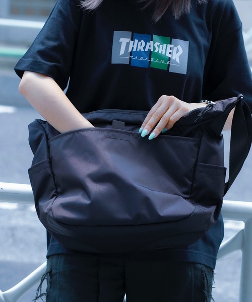 THRASHER（スラッシャー）の「RUNNING PUSH Shoulder Bag/スラッシャータブレット収納可能ワンポイントアイコンショルダーバッグ（ショルダーバッグ・メンズ・ブラック×ブラック/ブラック×ゴールド/ブラック×ホワイト・FREE）」の11枚目の写真