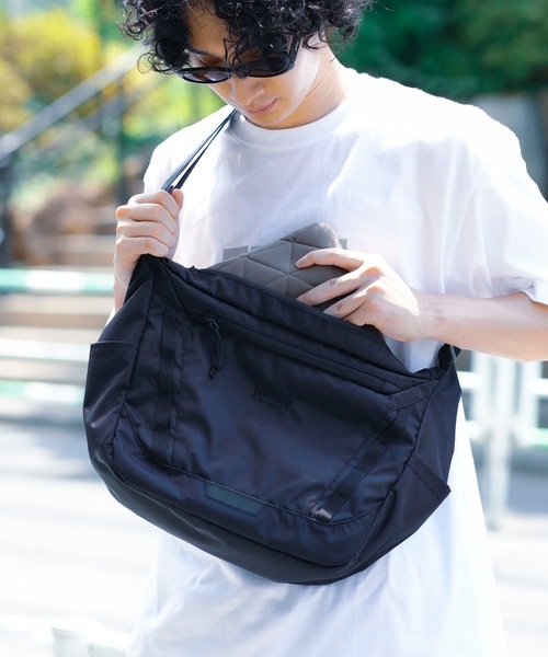 THRASHER（スラッシャー）の「RUNNING PUSH Shoulder Bag/スラッシャータブレット収納可能ワンポイントアイコンショルダーバッグ（ショルダーバッグ・メンズ・ブラック×ブラック/ブラック×ゴールド/ブラック×ホワイト・FREE）」の17枚目の写真