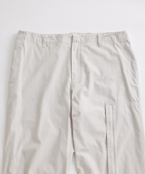 ADAM ET ROPE'(アダムエロペ)の「ガーメントダイ ワイドストレート カーゴトラウザーズ / ロングシーズン着用可能(カーゴパンツ・メンズ・ネイビー/ライトグレー/ベージュ系その他・L/M)」の4枚目の写真