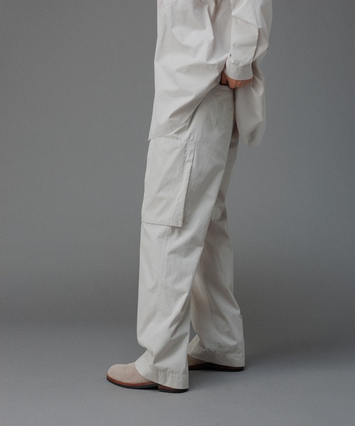 ADAM ET ROPE'(アダムエロペ)の「ガーメントダイ ワイドストレート カーゴトラウザーズ / ロングシーズン着用可能(カーゴパンツ・メンズ・ネイビー/ライトグレー/ベージュ系その他・L/M)」の16枚目の写真