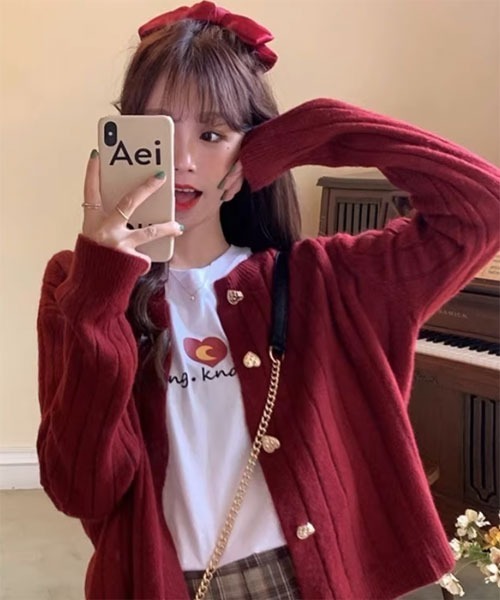 Mayree(メイリー)の「【Mayree】リブ ハートボタン カーディガン(カーディガン/ボレロ・レディース・レッド・SMALL/MEDIUM/LARGE)」の1枚目の写真