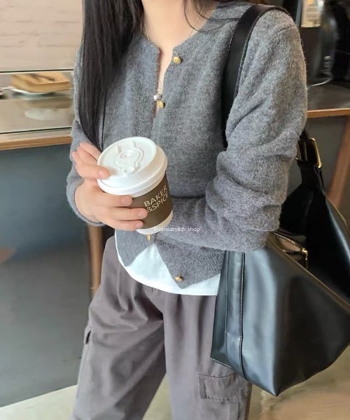 sakishimatokyo（サキシマトーキョー）の「クルーネックカーディガン/カーデ/金ボタン/ゴールド（カーディガン/ボレロ・レディース・チャコールグレー/ブルー/オフホワイト/ボルドー/グリーン/ブラウン/ブラック・FREE）」の8枚目の写真