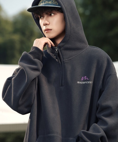 Ressaca（レサーカ）の「オーバーサイズハーフジップフード付き