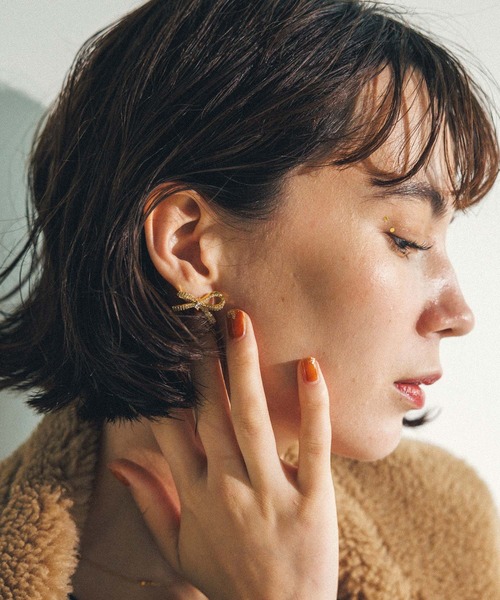 Gready Brilliant（グレディブリリアン）の「ビジューリボンイヤリング（イヤリング・レディース・ゴールド・FREE）」の2枚目の写真