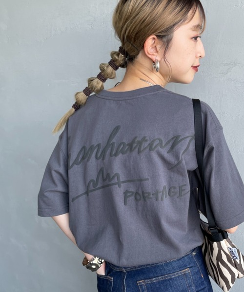 Manhattan Portage（マンハッタンポーテージ）の「[MANHATTAN PORTAGE/マンハッタンポーテージ] 別注 手描き風ロゴ バックプリントTシャツ（Tシャツ/カットソー・レディース・ピンク/ホワイト/チャコール・XL/L/M/S）」の2枚目の写真