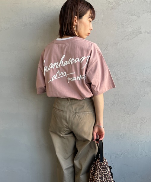 【WEB先行予約】[MANHATTAN PORTAGE/マンハッタンポーテージ] 別注 手描き風ロゴ バックプリントTシャツ（Tシャツ/カットソー）｜Manhattan Portage（マンハッタンポーテージ） pattayablatt.com