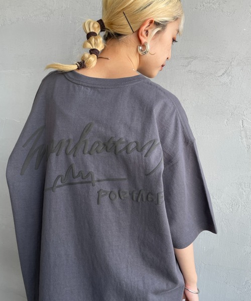 【WEB先行予約】[MANHATTAN PORTAGE/マンハッタンポーテージ] 別注 手描き風ロゴ バックプリントTシャツ（Tシャツ/カットソー）｜Manhattan Portage（マンハッタンポーテージ） pattayablatt.com