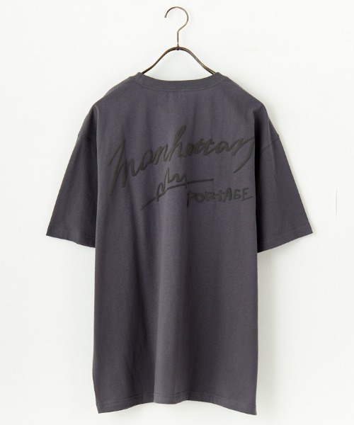 【WEB先行予約】[MANHATTAN PORTAGE/マンハッタンポーテージ] 別注 手描き風ロゴ バックプリントTシャツ（Tシャツ/カットソー）｜Manhattan Portage（マンハッタンポーテージ） pattayablatt.com