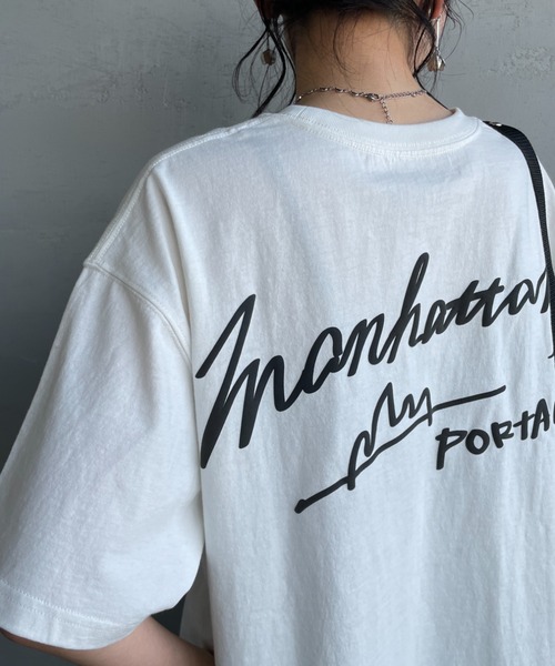Manhattan Portage（マンハッタンポーテージ）の「[MANHATTAN PORTAGE/マンハッタンポーテージ] 別注 手描き風ロゴ バックプリントTシャツ（Tシャツ/カットソー・レディース・ピンク/ホワイト/チャコール・XL/L/M/S）」の17枚目の写真