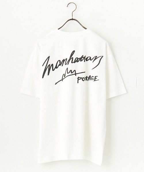 【WEB先行予約】[MANHATTAN PORTAGE/マンハッタンポーテージ] 別注 手描き風ロゴ バックプリントTシャツ（Tシャツ/カットソー）｜Manhattan Portage（マンハッタンポーテージ） pattayablatt.com