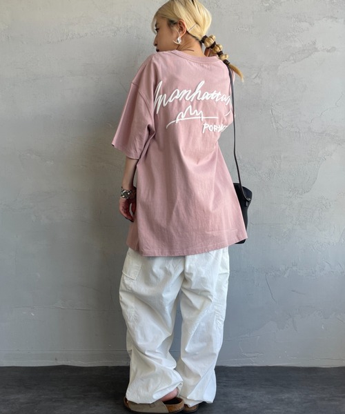 【WEB先行予約】[MANHATTAN PORTAGE/マンハッタンポーテージ] 別注 手描き風ロゴ バックプリントTシャツ（Tシャツ/カットソー）｜Manhattan Portage（マンハッタンポーテージ） pattayablatt.com