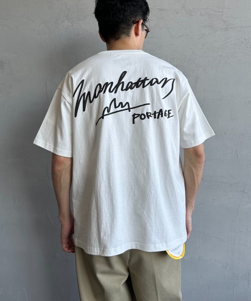【WEB先行予約】[MANHATTAN PORTAGE/マンハッタンポーテージ] 別注 手描き風ロゴ バックプリントTシャツ（Tシャツ/カットソー）｜Manhattan Portage（マンハッタンポーテージ） pattayablatt.com