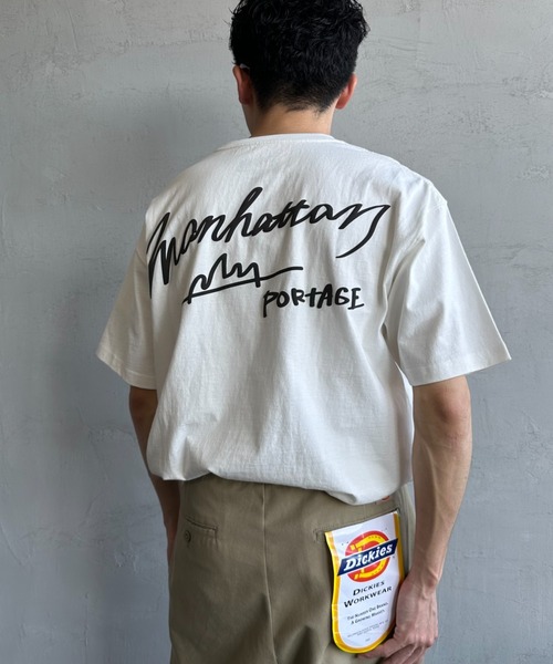 【WEB先行予約】[MANHATTAN PORTAGE/マンハッタンポーテージ] 別注 手描き風ロゴ バックプリントTシャツ（Tシャツ/カットソー）｜Manhattan Portage（マンハッタンポーテージ） pattayablatt.com