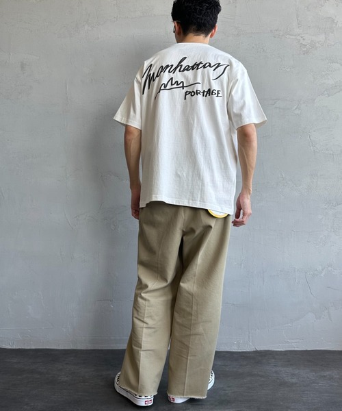 【WEB先行予約】[MANHATTAN PORTAGE/マンハッタンポーテージ] 別注 手描き風ロゴ バックプリントTシャツ（Tシャツ/カットソー）｜Manhattan Portage（マンハッタンポーテージ） pattayablatt.com
