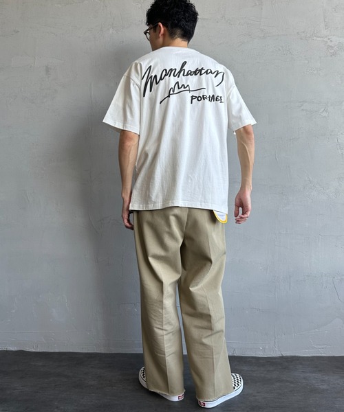 【WEB先行予約】[MANHATTAN PORTAGE/マンハッタンポーテージ] 別注 手描き風ロゴ バックプリントTシャツ（Tシャツ/カットソー）｜Manhattan Portage（マンハッタンポーテージ） pattayablatt.com