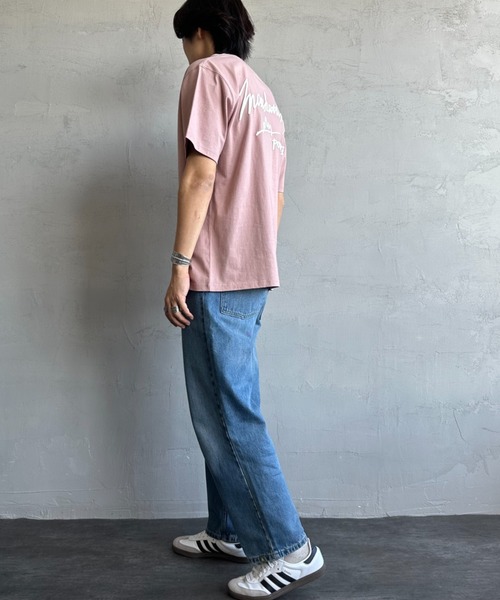 【WEB先行予約】[MANHATTAN PORTAGE/マンハッタンポーテージ] 別注 手描き風ロゴ バックプリントTシャツ（Tシャツ/カットソー）｜Manhattan Portage（マンハッタンポーテージ） pattayablatt.com