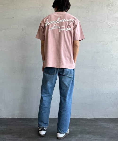 【WEB先行予約】[MANHATTAN PORTAGE/マンハッタンポーテージ] 別注 手描き風ロゴ バックプリントTシャツ（Tシャツ/カットソー）｜Manhattan Portage（マンハッタンポーテージ） pattayablatt.com